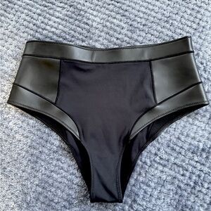 RIPCURL WOMENS MIRAGE ULTIMATE
HI WAIST CHEEKY BIKINI BOTTOM Surf